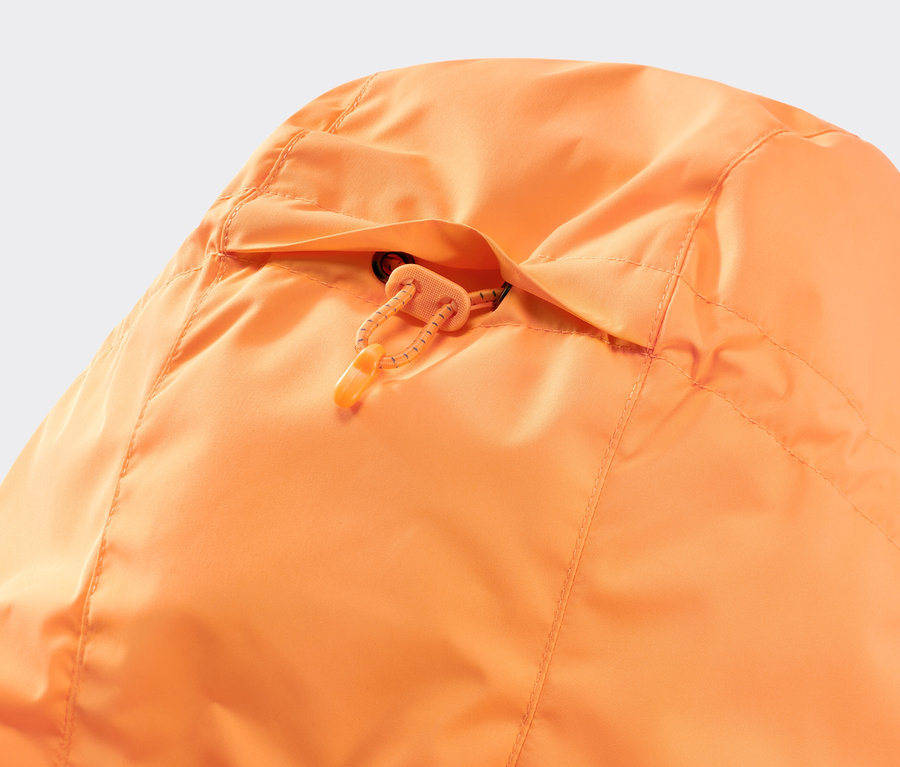 Detailansicht der Kapuze einer neonorangen Windprotection-Laufjacke.