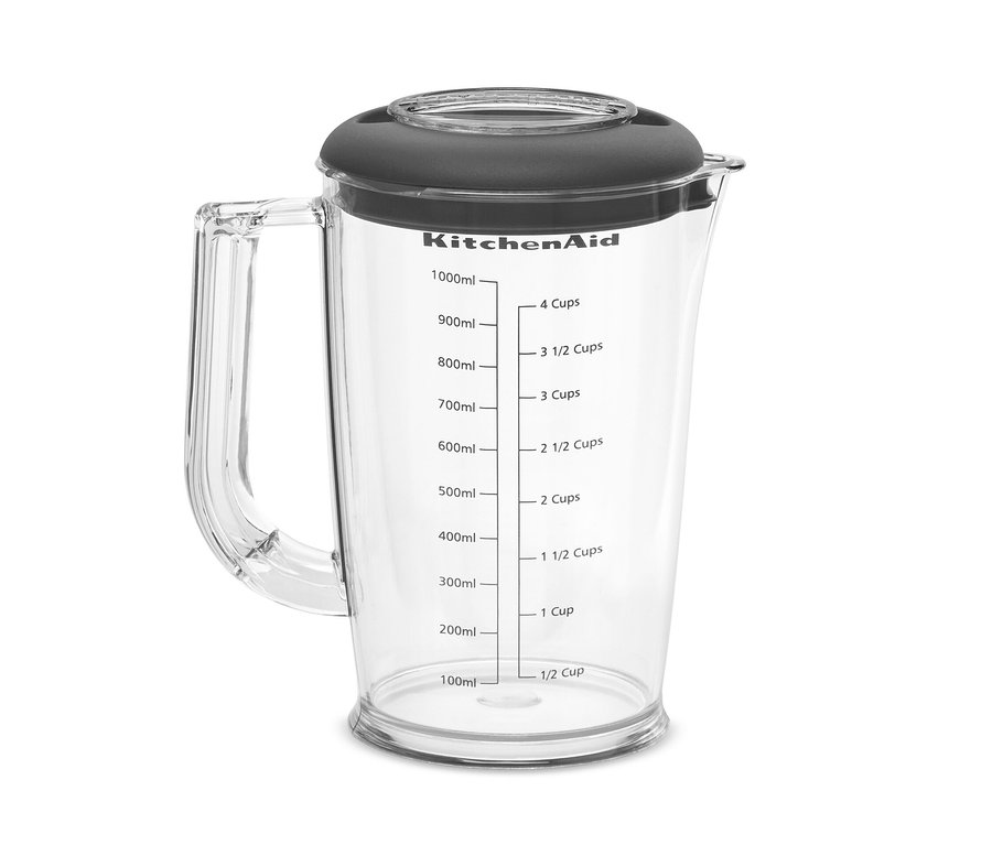 Klarer Behälter mit grauem Deckel und Griff. An der Seite befindet sich eine Skala in Millilitern und Tassen. KitchenAid Stabmixer »5KHBV83«.