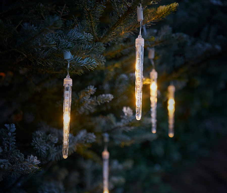 Beleuchtete Eiszapfen hängen an Ästen eines Baumes. AMARE LED-Lichterkette »Eiszapfen«, 3,6 m.