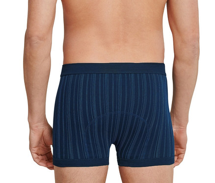 Mann von hinten trägt 2 SCHIESSER Shorts in Feinripp, blau.