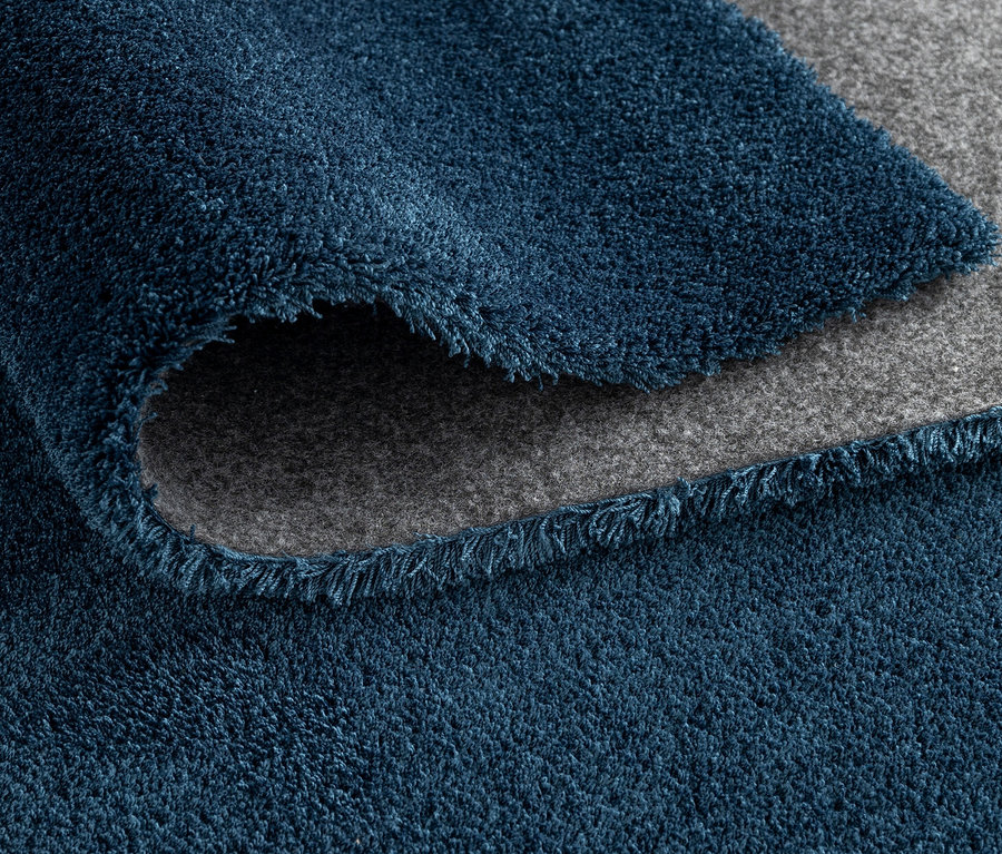 Detailaufnahme eines blauen Teppichs »Mellow«.