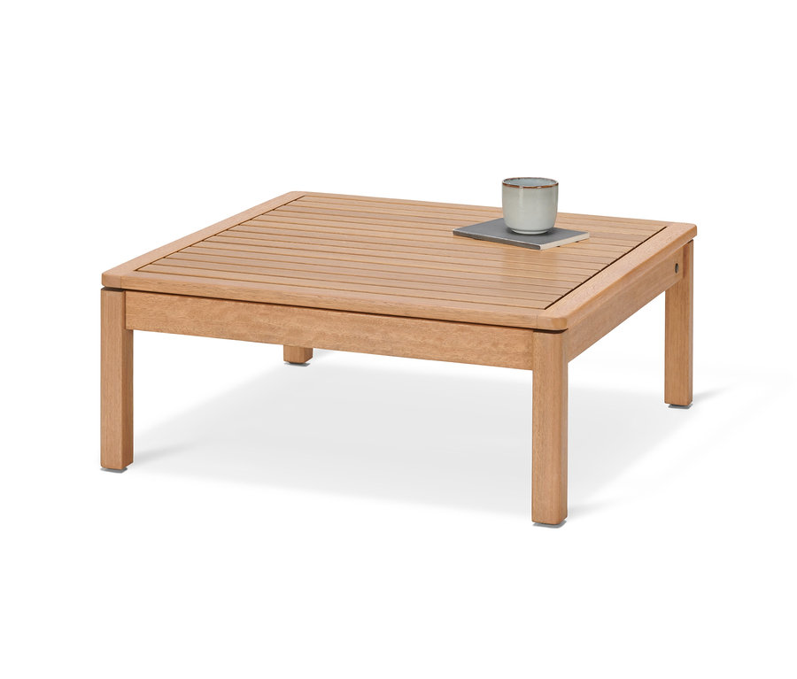 Couchtisch »Lenja« mit höhenverstellbarer Tischplatte. Auf dem Tisch stehen ein grauer Untersetzer und eine Tasse.