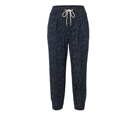Eine blau-cremeweiße 3/4-Jerseyhose mit Blattmuster und Kordelzug.