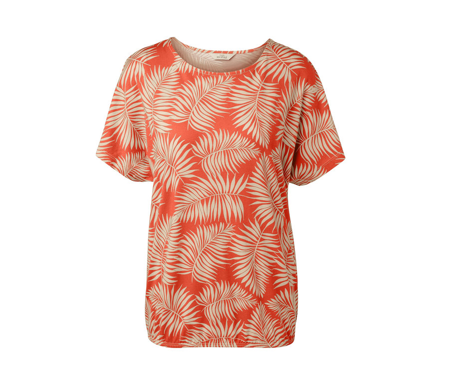 Ein bedrucktes Blusenshirt mit einem Blattmuster auf orangefarbenem Hintergrund.