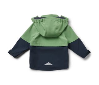 Rückseite einer grün-dunkelblauen Kinder-Softshelljacke.