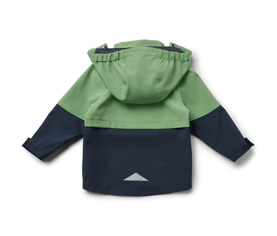 Rückseite einer grün-dunkelblauen Kinder-Softshelljacke.