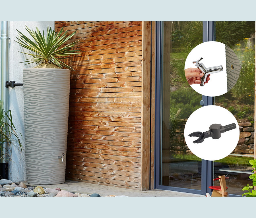 Ein sandfarbener Garantia 2-in-1-Regenspeicher, ca. 350 l, steht neben einer Holzwand.