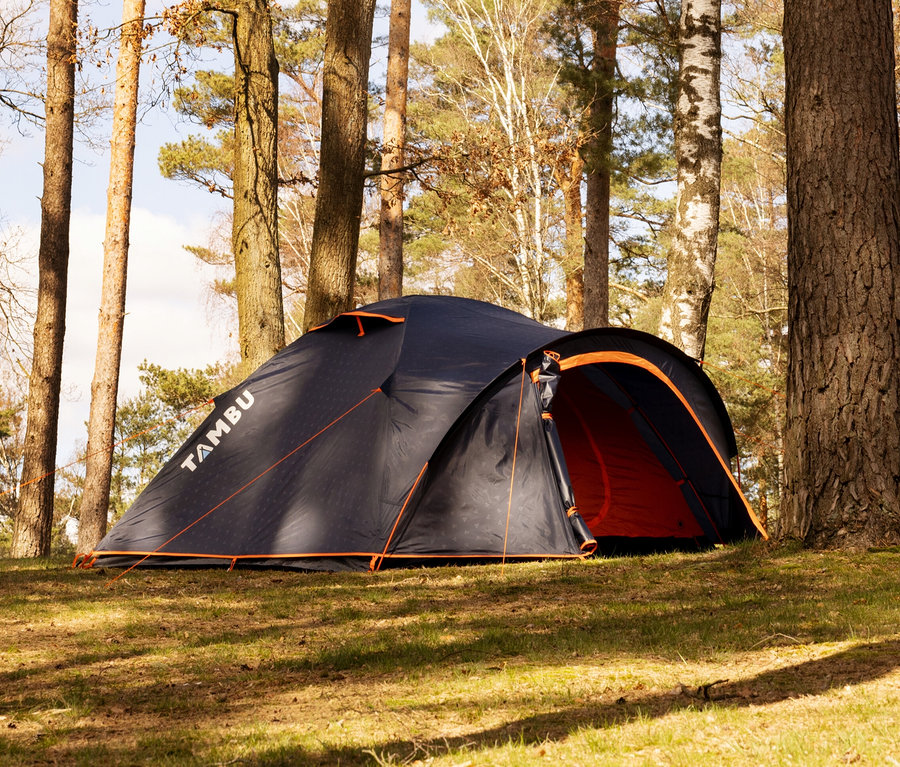 Im Wald steht ein Tambu 4-Personen-Kuppelzelt »HAIKA 4« mit offenem Eingang.