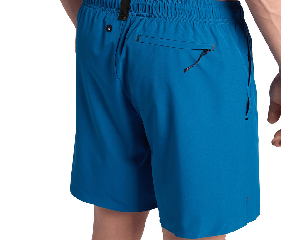 Mann trägt blaue Badeshorts Evo von Arena.