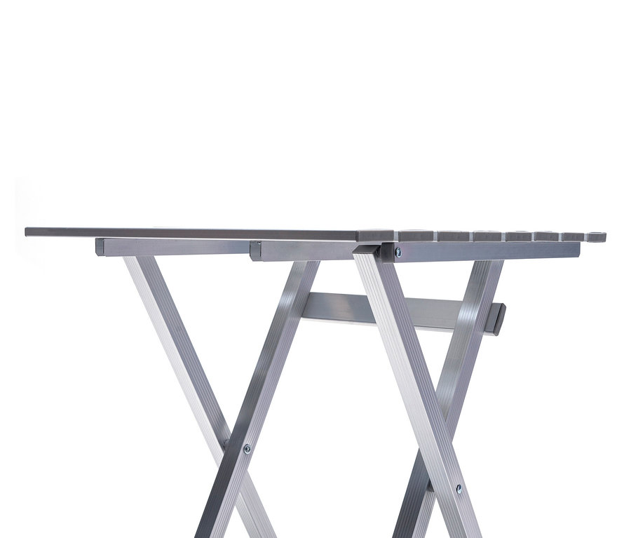 Detailansicht eines grauen Camping-Alu-Tisches.