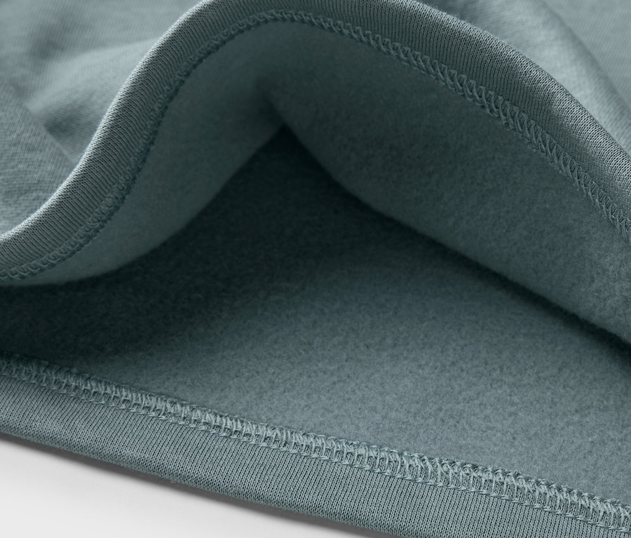 Detailansicht eines blauen Kinder-Sweatshirts mit angerauter Innenseite.