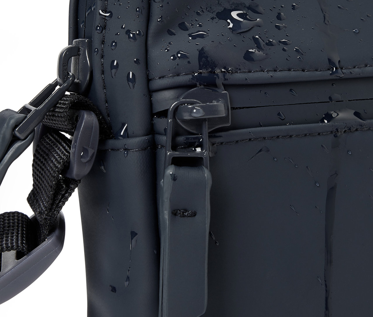 Detailaufnahme einer Regen-Umhängetasche.