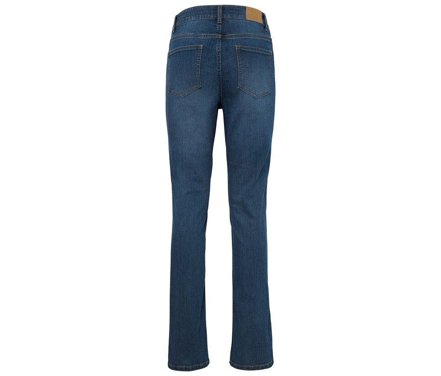 Rückansicht einer blauen Jeans mit braunem Aufnäher am Bund.