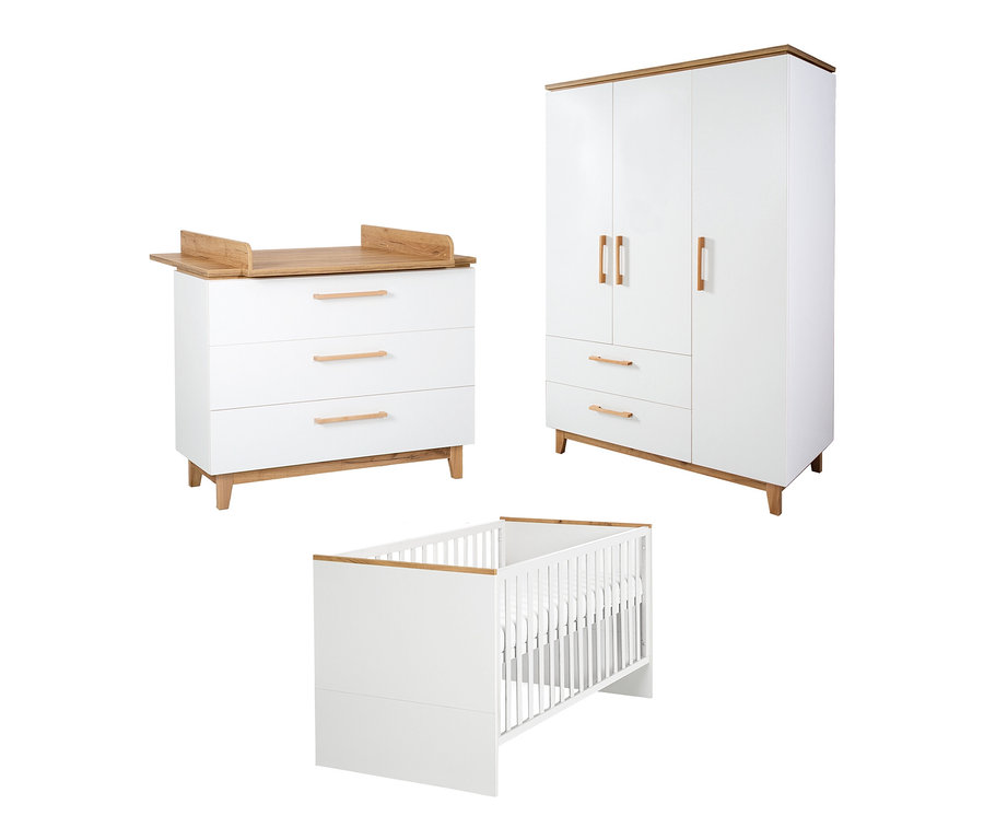 Kinderzimmer mit Bett, Wickelkommode und 3-türigem Schrank der Marke roba »Finn«.
