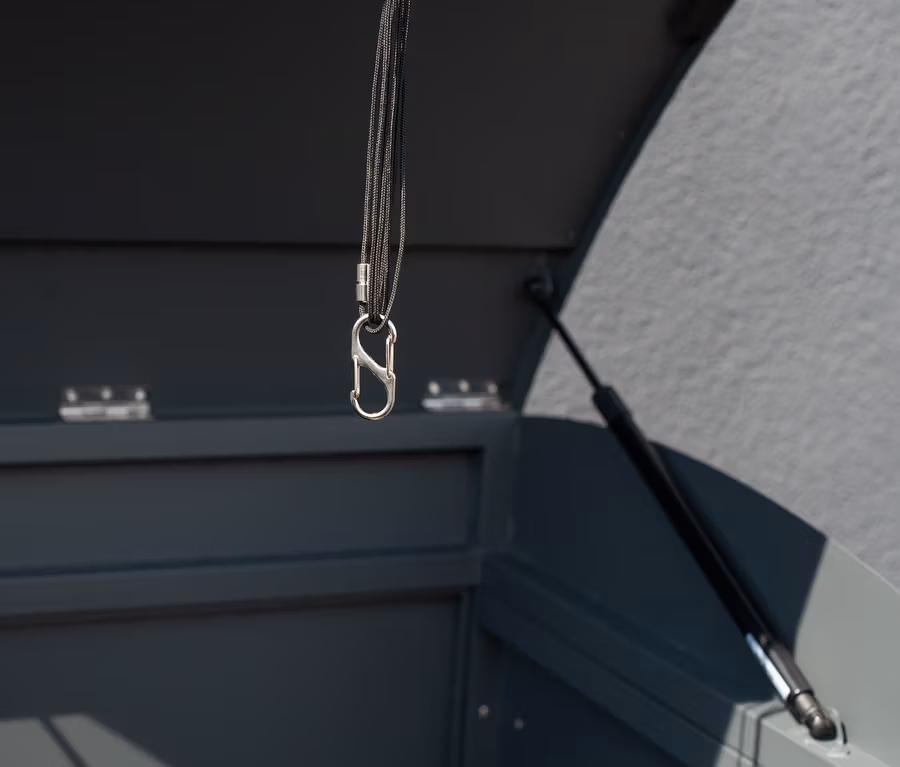 Geöffnete Mülltonnenbox, 1er mit Karabiner am Seil.