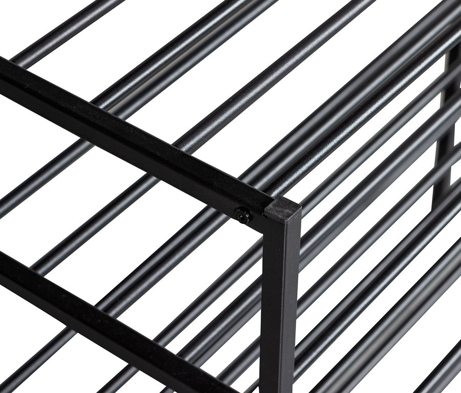 Detailaufnahme des schwarzen Metall Schuhregals Woood 6 »Ferro«.