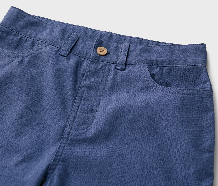 Blaue Kinder-Shorts mit Knopf.