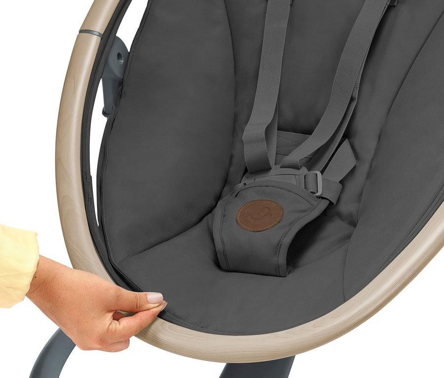 Hand passt Saum von Maxi-Cosi Elektrische Schaukel »Cassia« an.