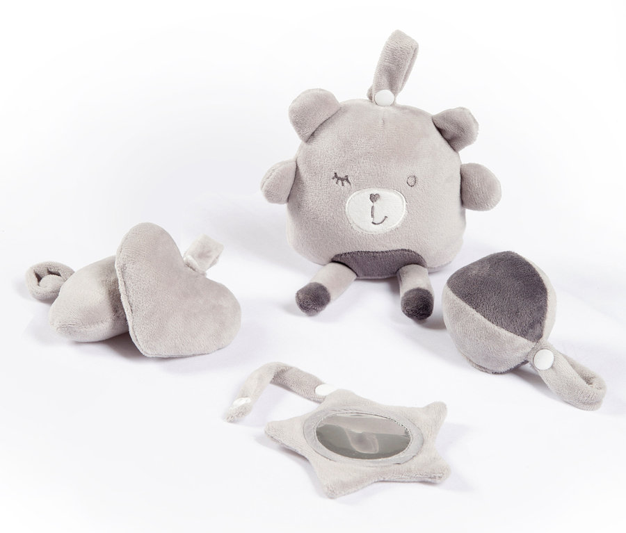 Vier graue Babyspielzeuge liegen auf einer weißen Oberfläche.