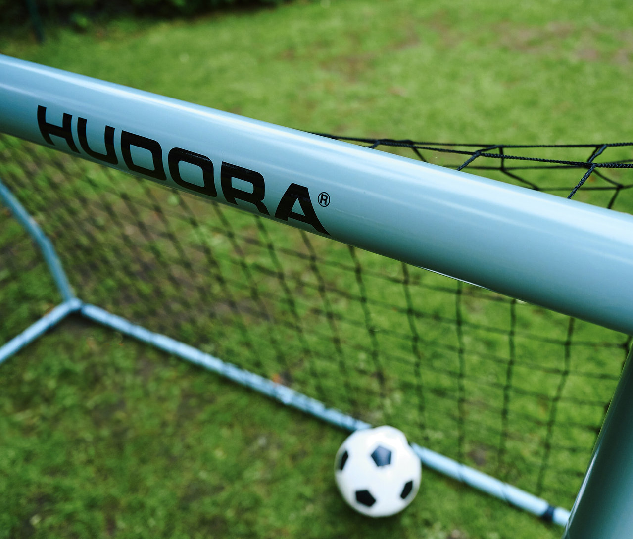 Detailansicht eines HUDORA Fußballtors »Expert 300« mit Fußball auf Rasen.