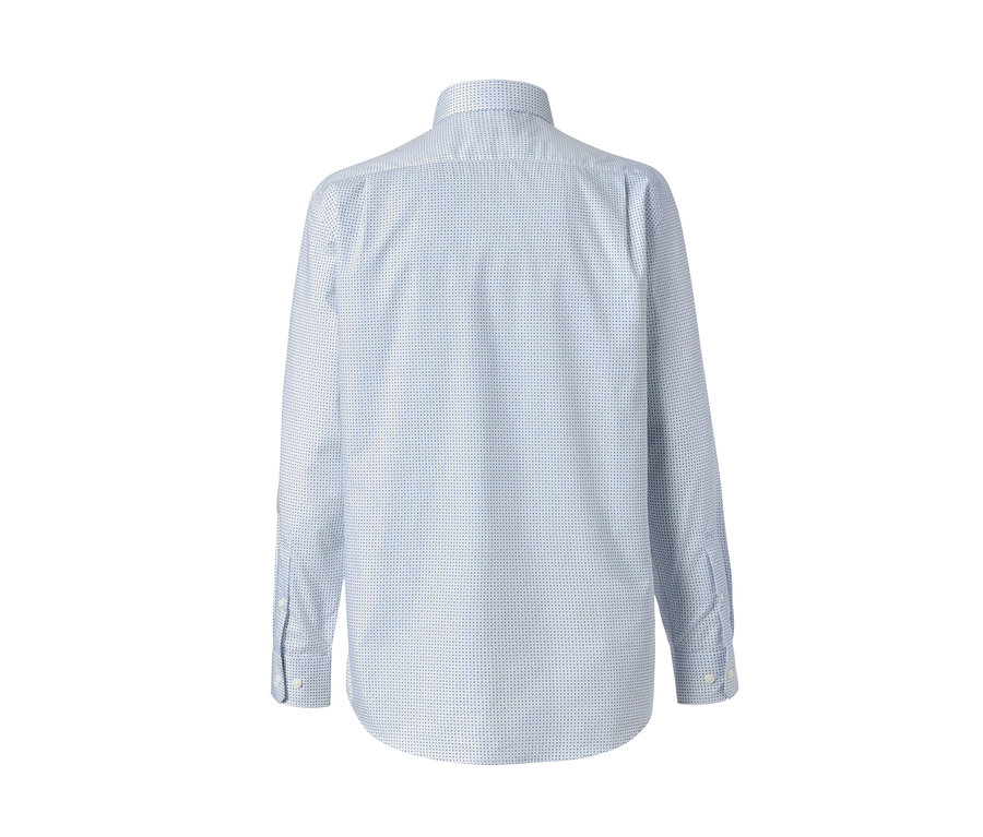 Detailansicht der Rückseite eines hellblauen Hemds mit Kentkragen, Comfort Fit.