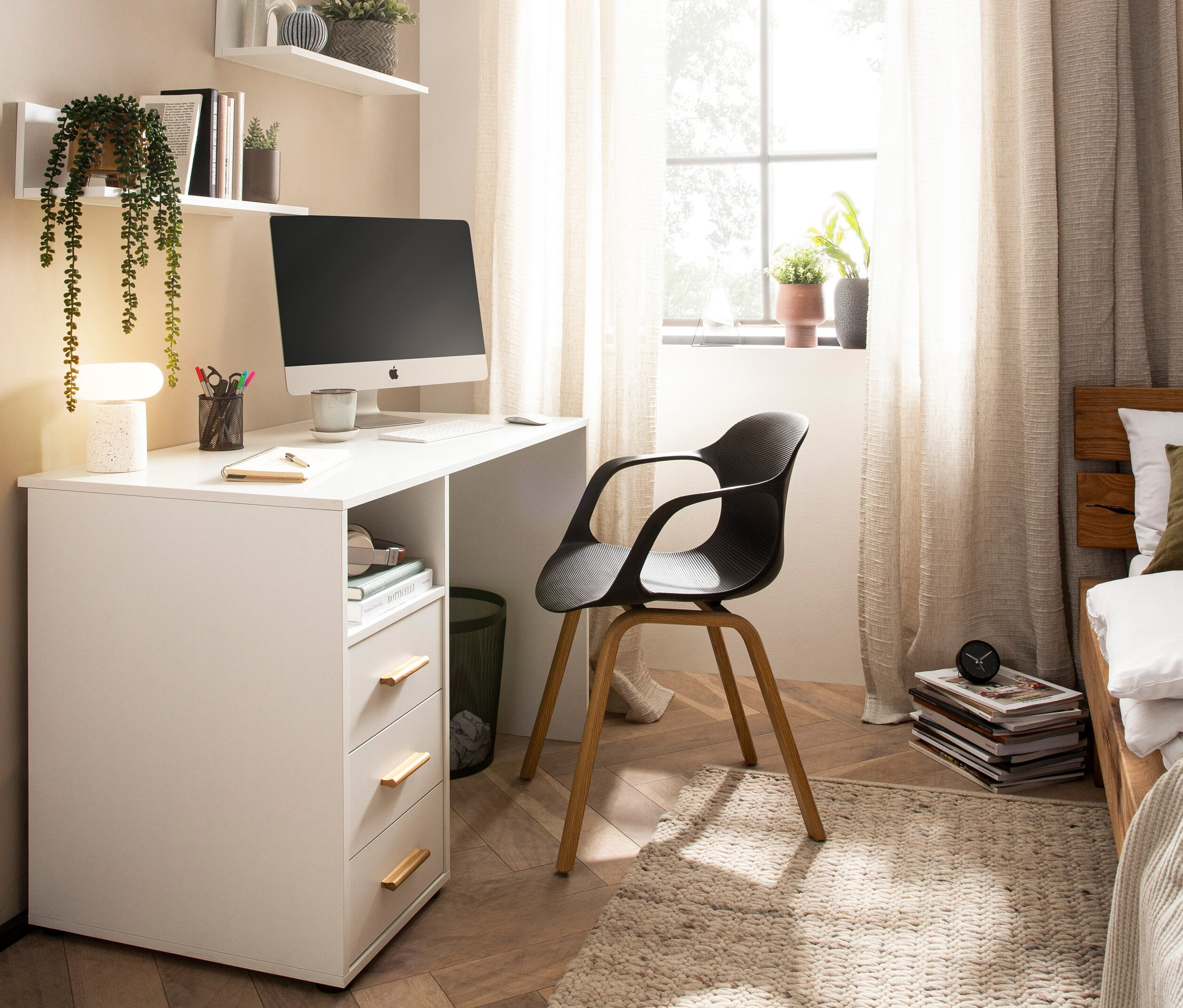 Ein Zimmer mit einem weißen Schreibtisch »Torge«, einem Computer und einem Stuhl.