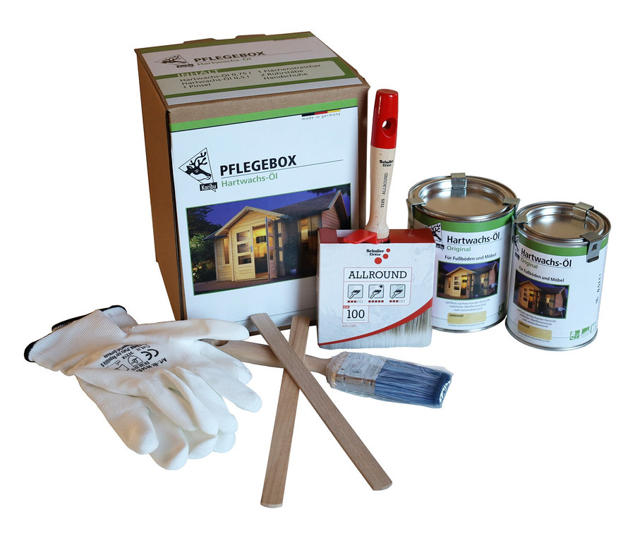 Das Bild zeigt eine Karibu Gartenhaus-Pflegebox für den Innenbereich, zwei Pinsel, ein Paar Handschuhe und zwei Dosen Holzöl.