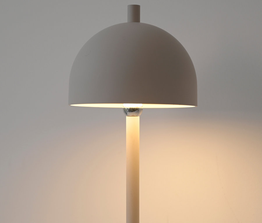 Stehlampe mit rundem, grauem Schirm und hellem Holzfuß.