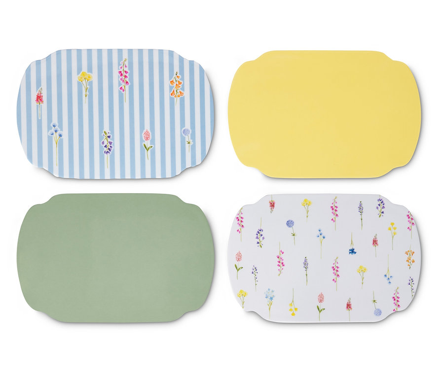 Vier Tischsets mit verschiedenen Mustern: Blumen auf Streifen, Gelb, Grün und Blumen auf Weiß.