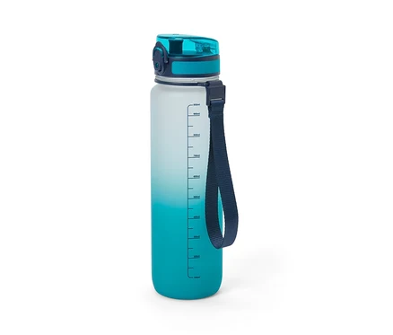 Eine blau-grüne Trinkflasche mit Trageschlaufe.