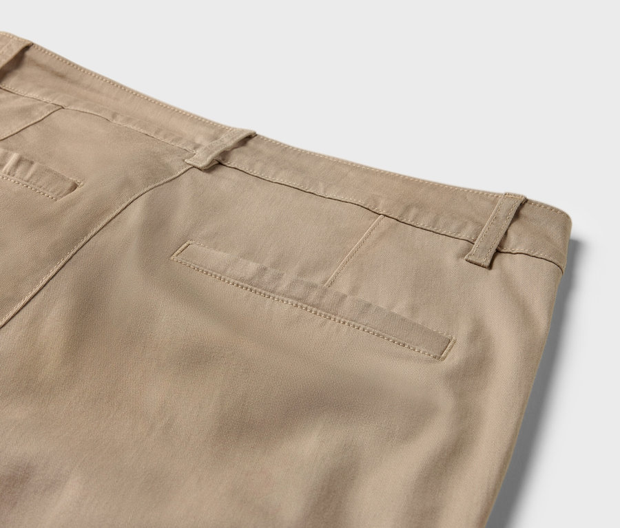 Detailaufnahme einer beigen Chino-Shorts.