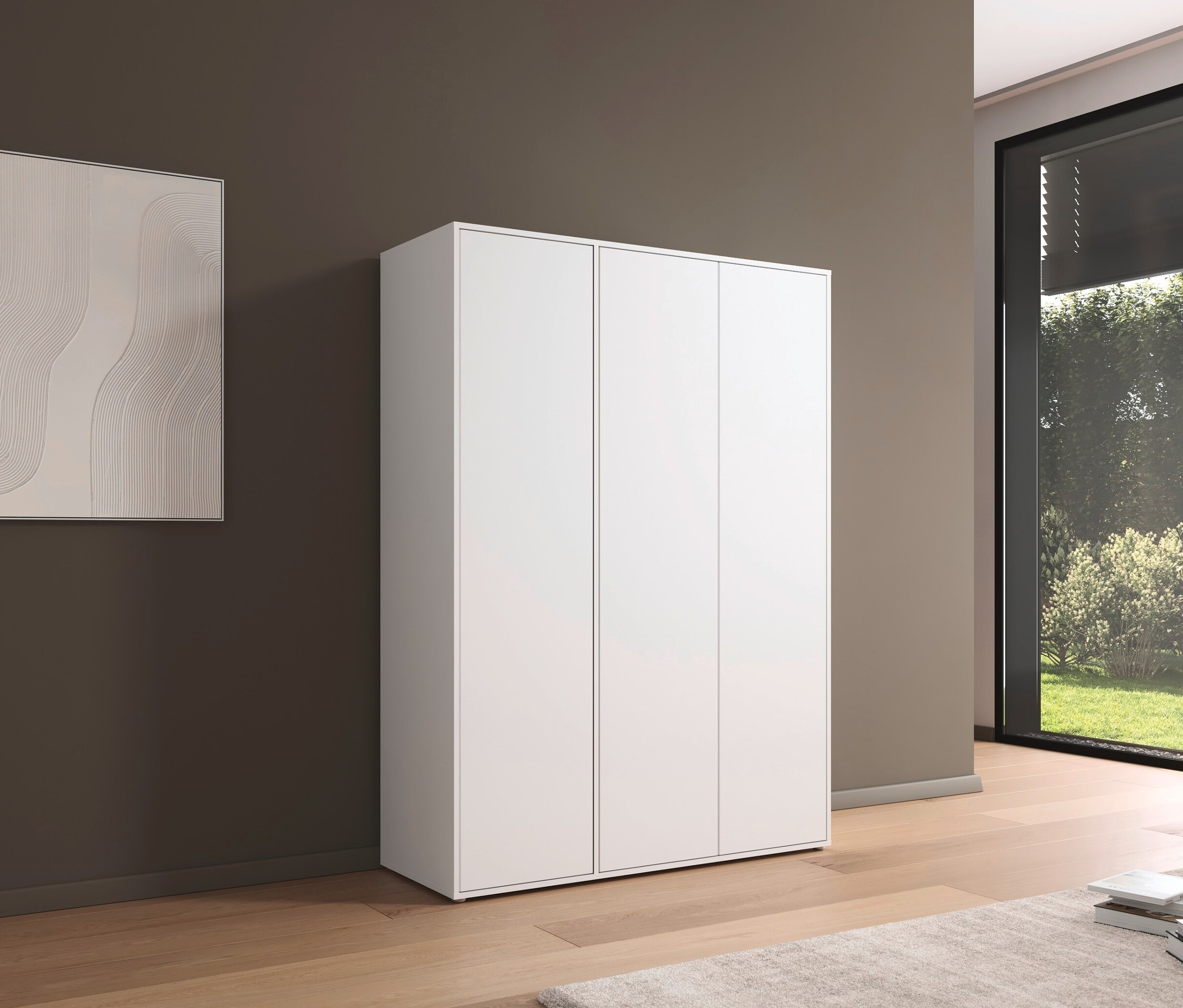 Ein weißer, dreitüriger rauch Kleiderschrank »Nabilia« steht in einem Zimmer neben einem Bild und einem Fenster.