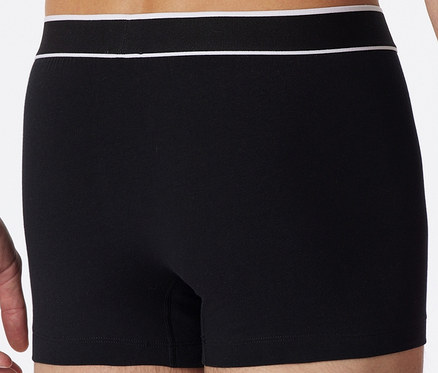 Mann von hinten trägt 3er Pack schwarze SCHIESSER Shorts mit Bio-Baumwolle.