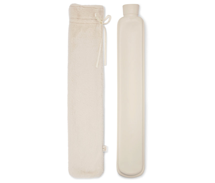 Eine lange Wärmflasche in einer cremefarbenen Kunstfellhülle und daneben die Flasche selbst.