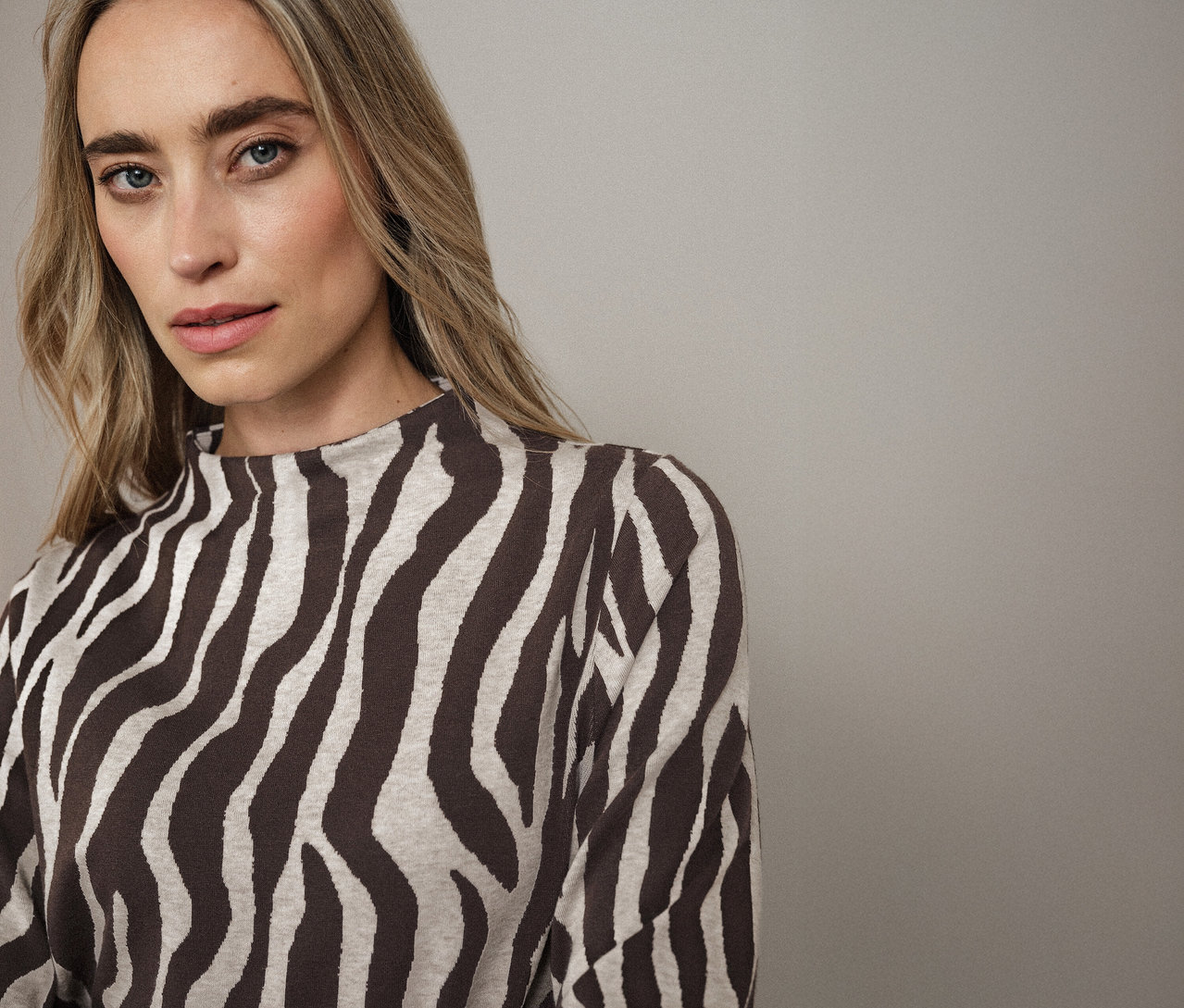 Frau trägt ein Street One Jacquard-Shirt mit Zebramuster.