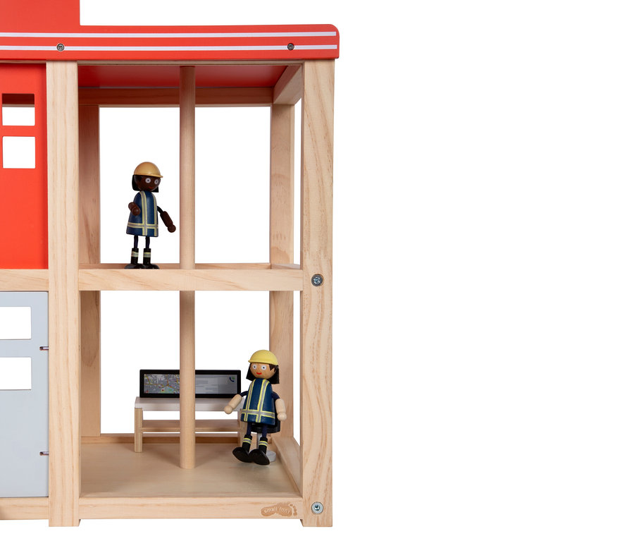 Zweistöckiges Holzgebäude mit Figuren darin.