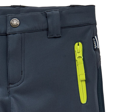 Detail einer blauen Hose mit einem neongrünen Reißverschluss an der Tasche.