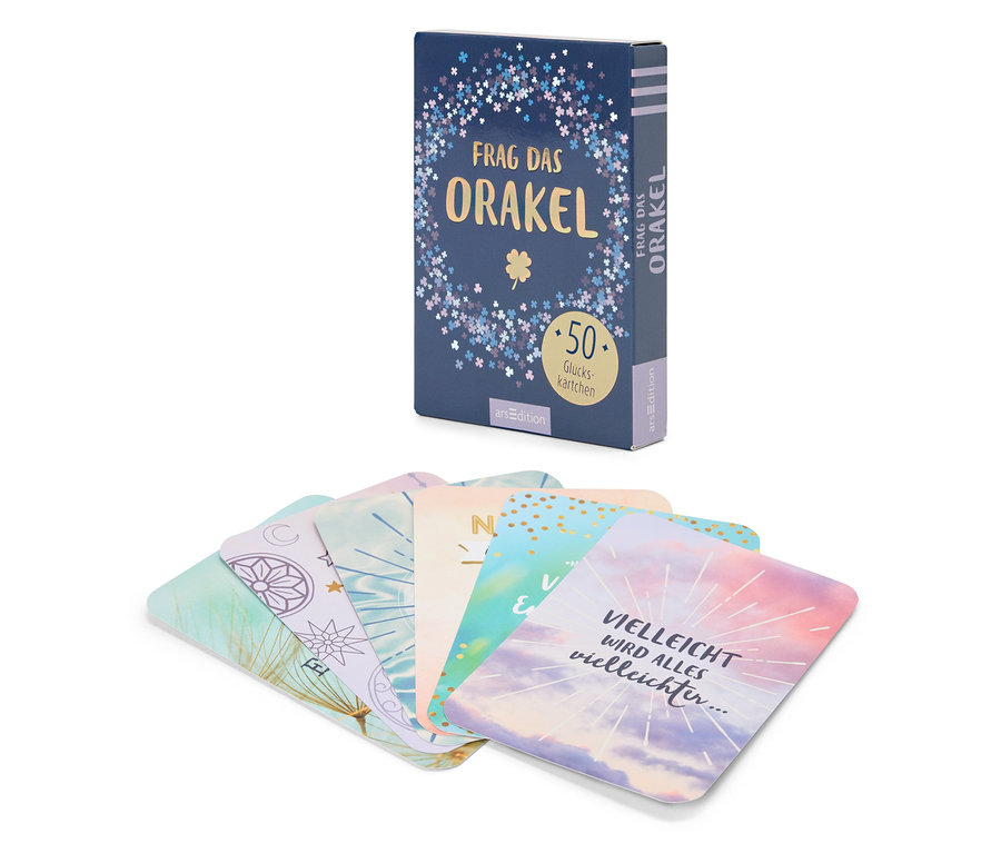 Eine Schachtel mit dem Titel "Frag das Orakel" steht neben aufgefächerten Orakelkarten.