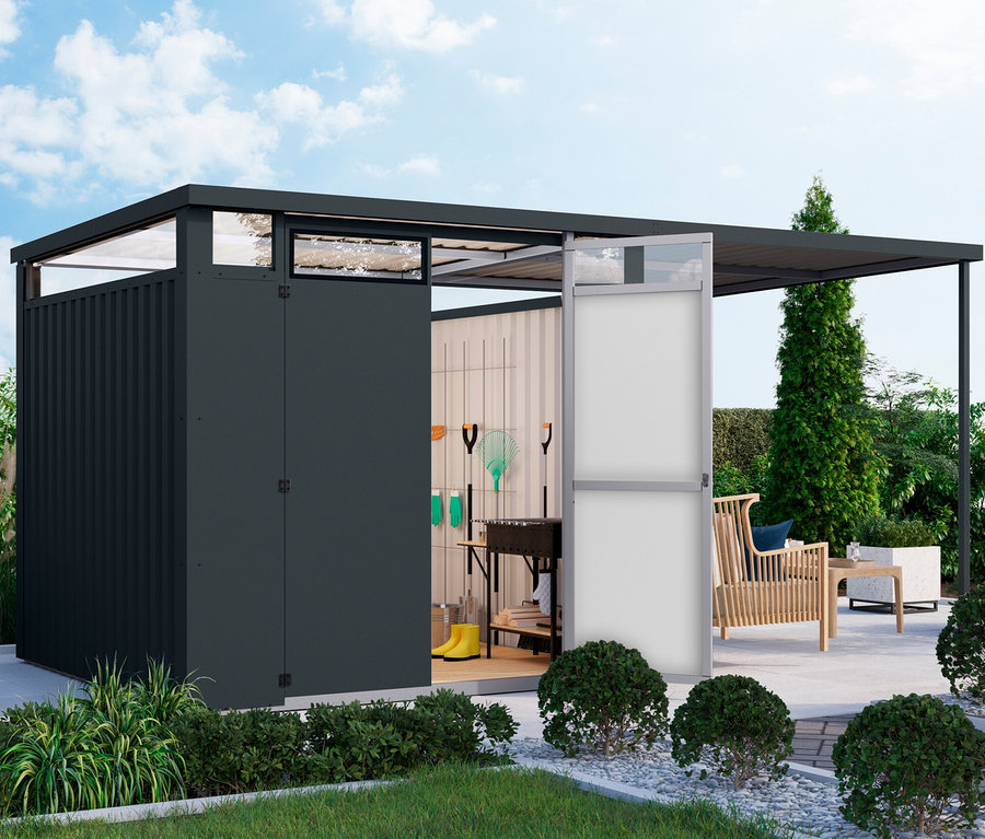 Offenes Karibu Metall-Gartenhaus mit Anbaudach, 448 x 218 x 229,5 cm, auf Terrasse.