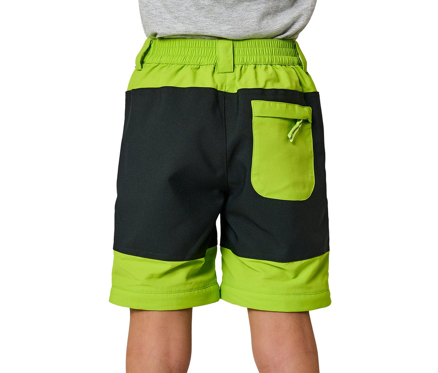 Junge trägt grüne Jako-O Zipp-off Hose.