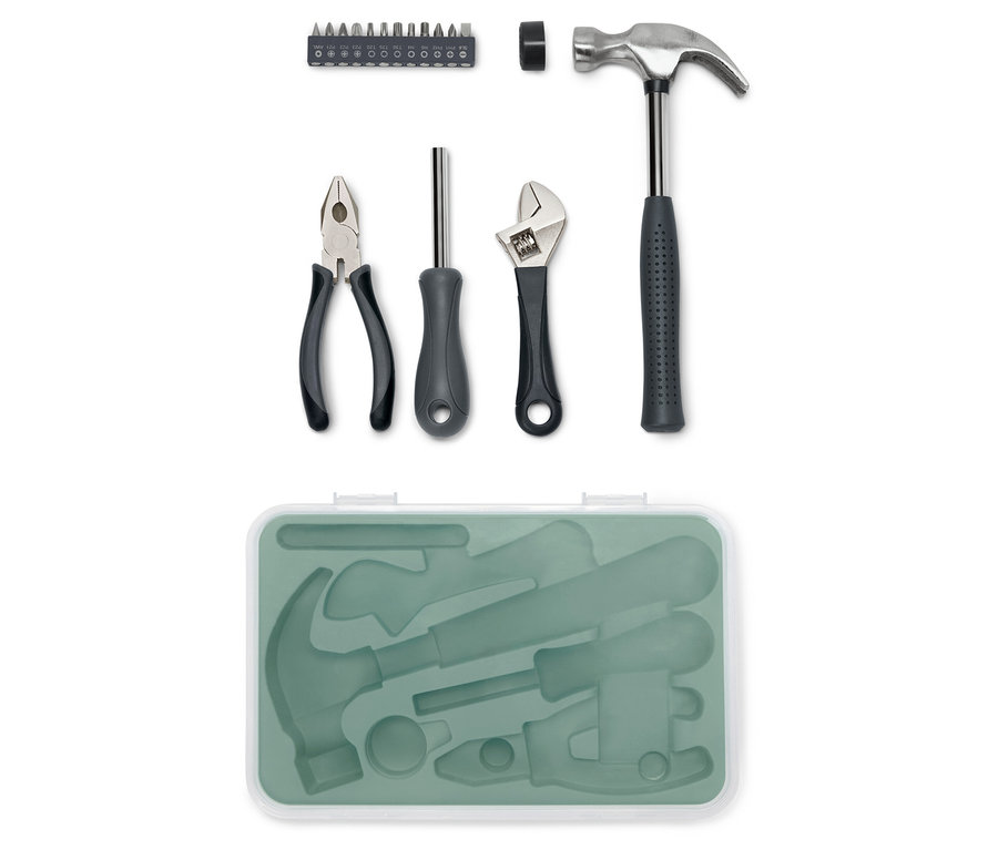 Werkzeug-Set mit Hammer, Zange, Schraubenzieher und verstellbarem Schraubenschlüssel.