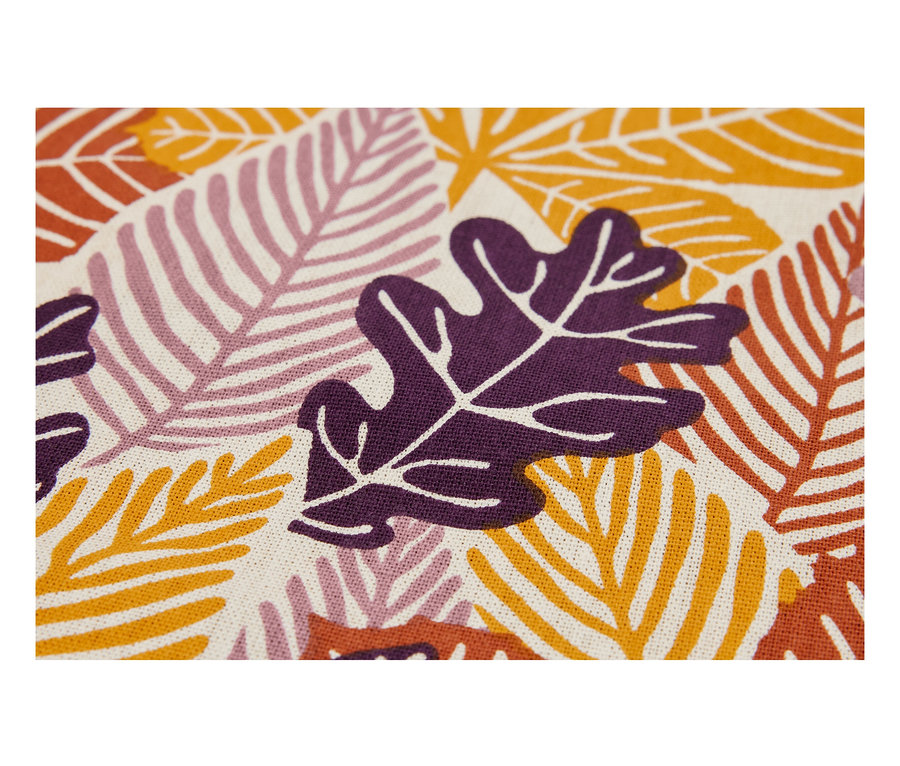 Nahaufnahme eines Stoffes mit einem Aufdruck von Blättern in Herbstfarben.