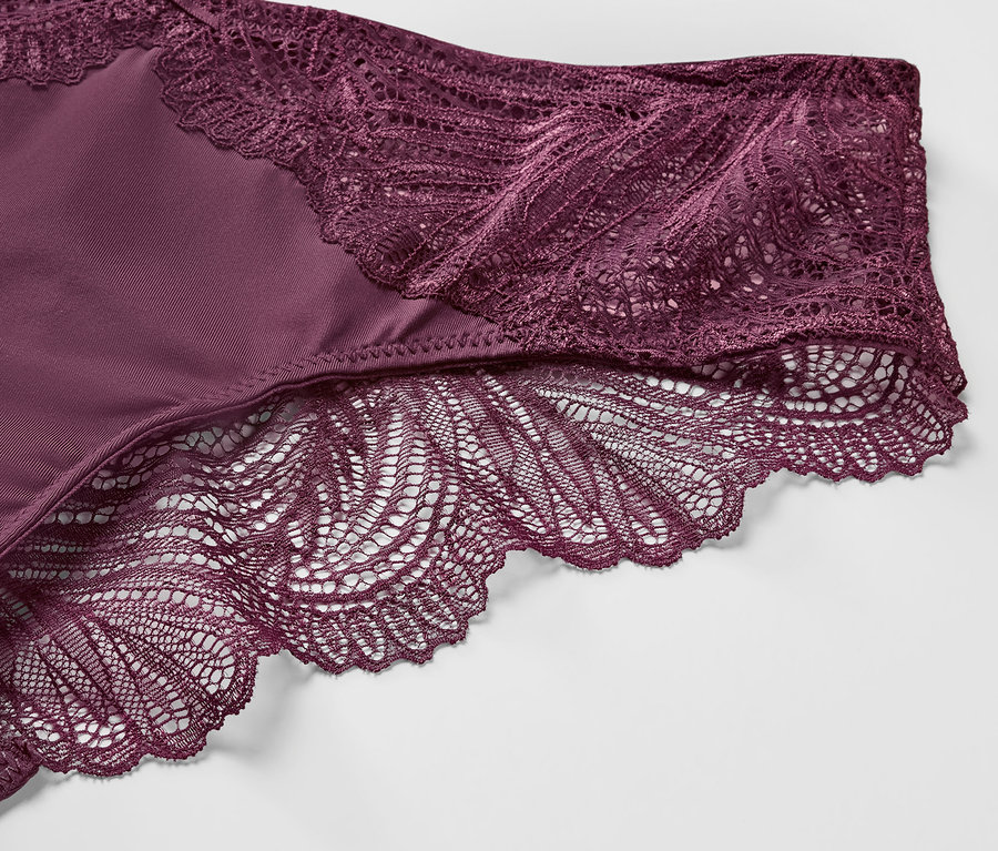 Detailansicht von 2 Brazilslips mit Spitze in Lila.