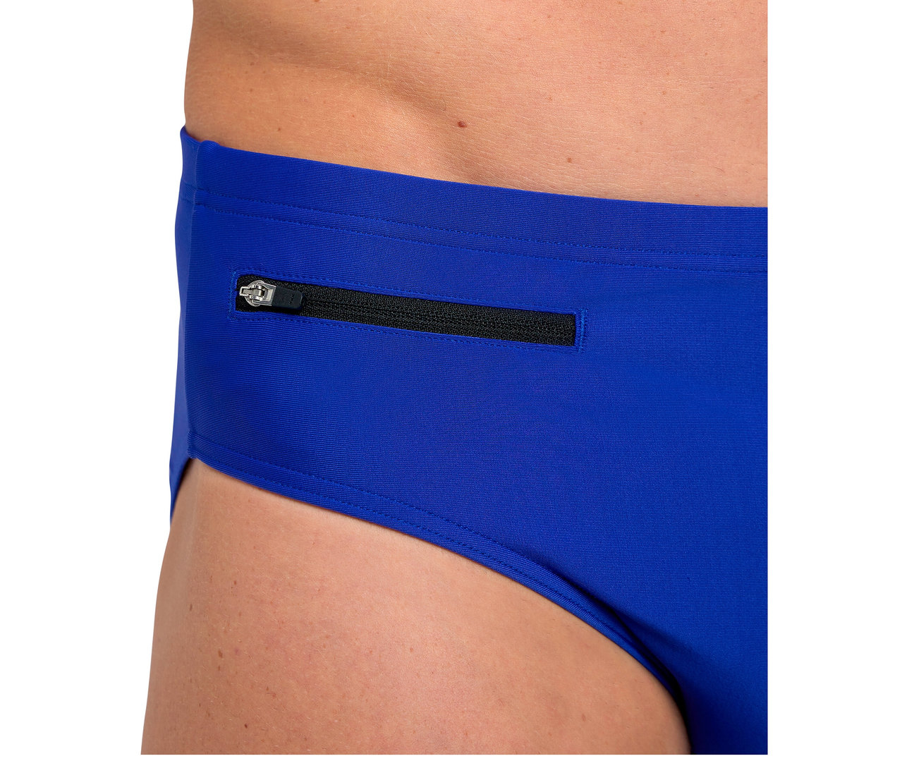 Nahaufnahme einer Hüfte, die eine blaue arena Badehose Slip Zip mit einer schwarzen Reißverschlusstasche trägt.