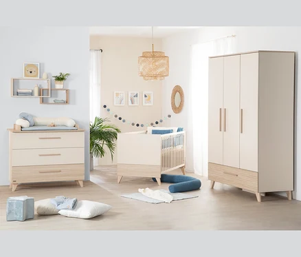 Ein Kinderzimmer mit einem »Sidney« 3-teilig, Kaschmir von roba, einem Kinderbett, einer Kommode und einem Schrank in neutralen Farben.