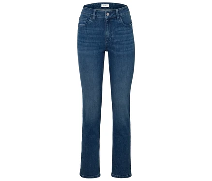 Blaue Jeans mit geradem Schnitt auf weißem Hintergrund.