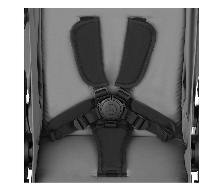 Nahaufnahme des grauen Gurtsystems eines Kinderwagens.