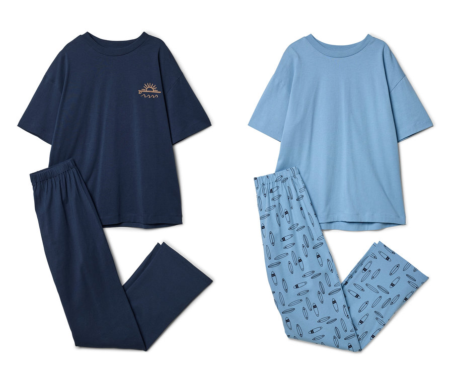 Zwei Pyjama-Sets liegen auf einem weißen Hintergrund. Das linke Set ist marineblau mit einem kleinen orangefarbenen Sonnenaufgangsdesign auf dem Oberteil. Das rechte Set ist hellblau mit einem Surfbrettmuster auf der Hose.