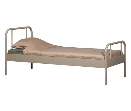 Metall-Einzelbett »Mata« von WOOOD, 90 x 200 cm, mit beiger Bettwäsche auf grünem Bettlaken.