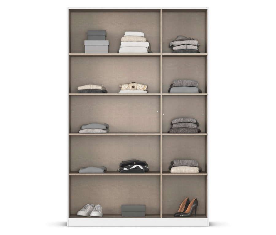 Offenes Regal mit gefalteter Kleidung, Schuhen und einer Maske.